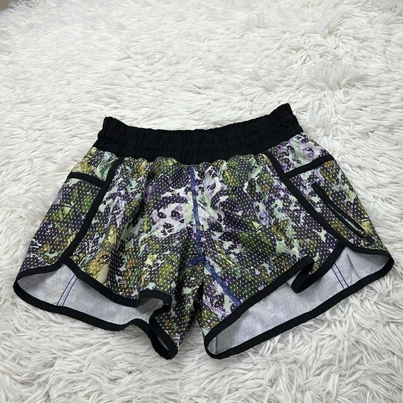 🔥$SALE$🔥 Lululemon Tracker Short *4-way Stretch Floral Sport White Multi - Picture 1 of 4